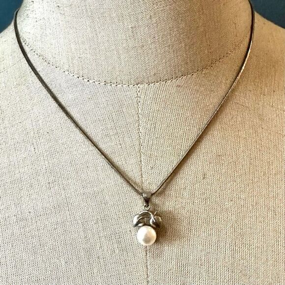 Silver tone faux pearl leaf pendant necklace - Picture 2 of 7